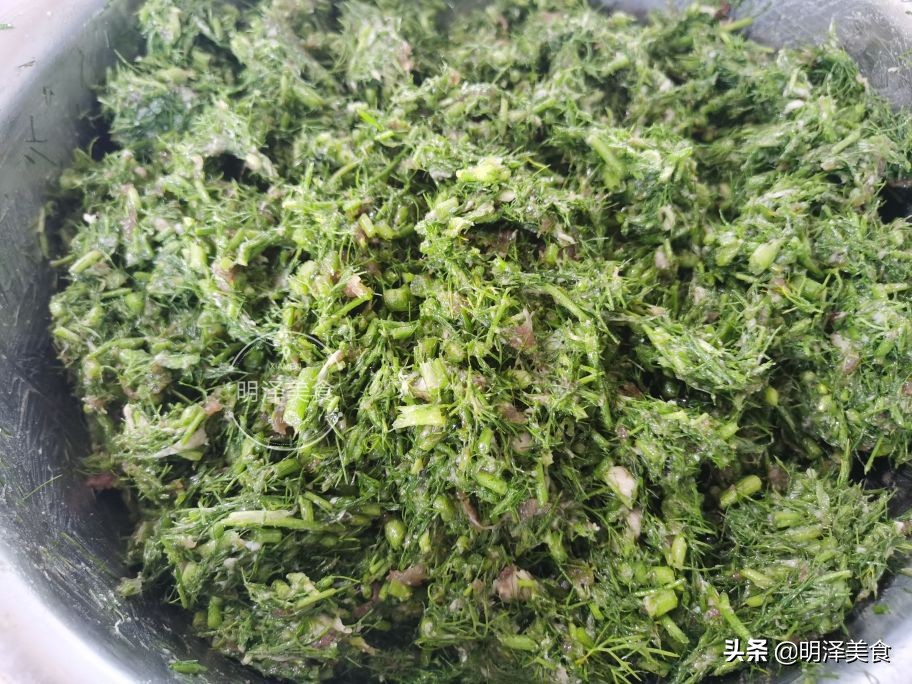 这种蔬菜很少生虫,用它做馅蒸包子,味道鲜香,我一次能吃四五个