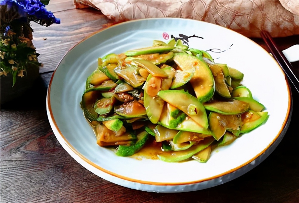 饭店炒的西葫芦为啥翠绿不出水？原来是这样做的，以前一直做错了
