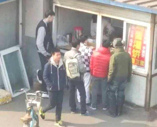 周琦看蔡徐坤粉丝,周琦蔡徐坤关系