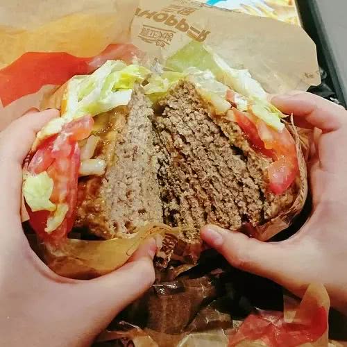 汉堡王新广告用超大筷子吃汉堡，被指歧视华人