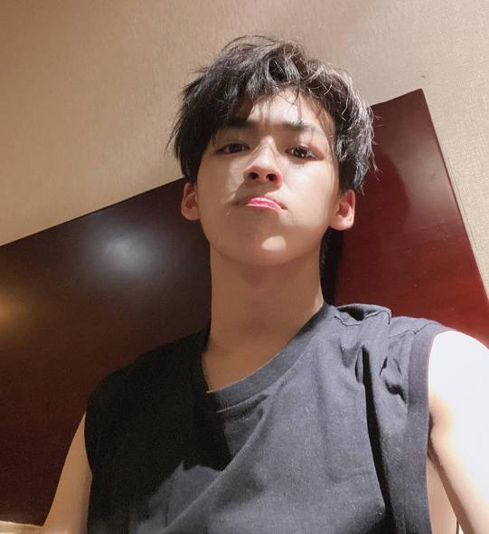 尴尬！两男星人前称兄道弟很亲密，人后却疑扔对方礼物不互关