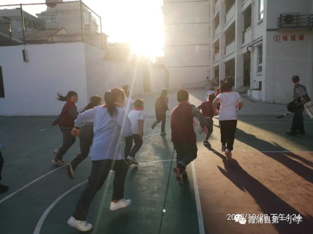 派出所开展防暴恐实战演习,反恐演练进校园警校携手护平安