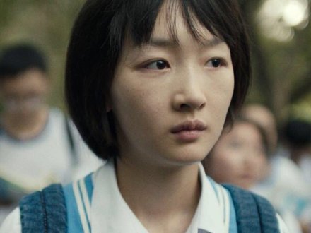 易烊千玺对周冬雨态度,易烊千玺周冬雨全程无交流与笑容