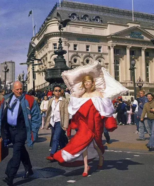 一到冬天，设计师就开始放飞自我，UGG出了一款“麻袋”？