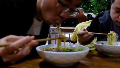 重庆人在吃的酸辣粉,重庆街头的酸辣粉有多好吃