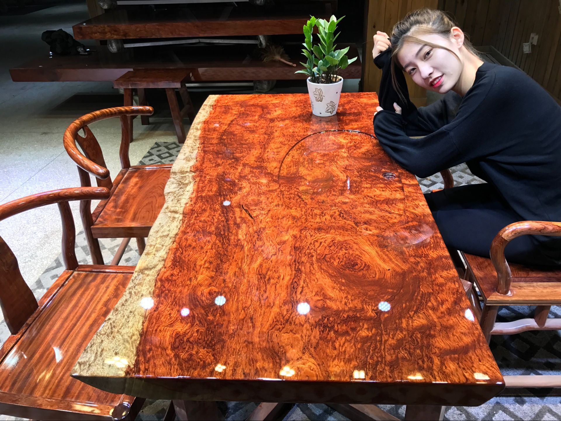 成都土豪50岁娶媳妇，聘礼给70吨，整整5卡车，漂洋过海太浩大