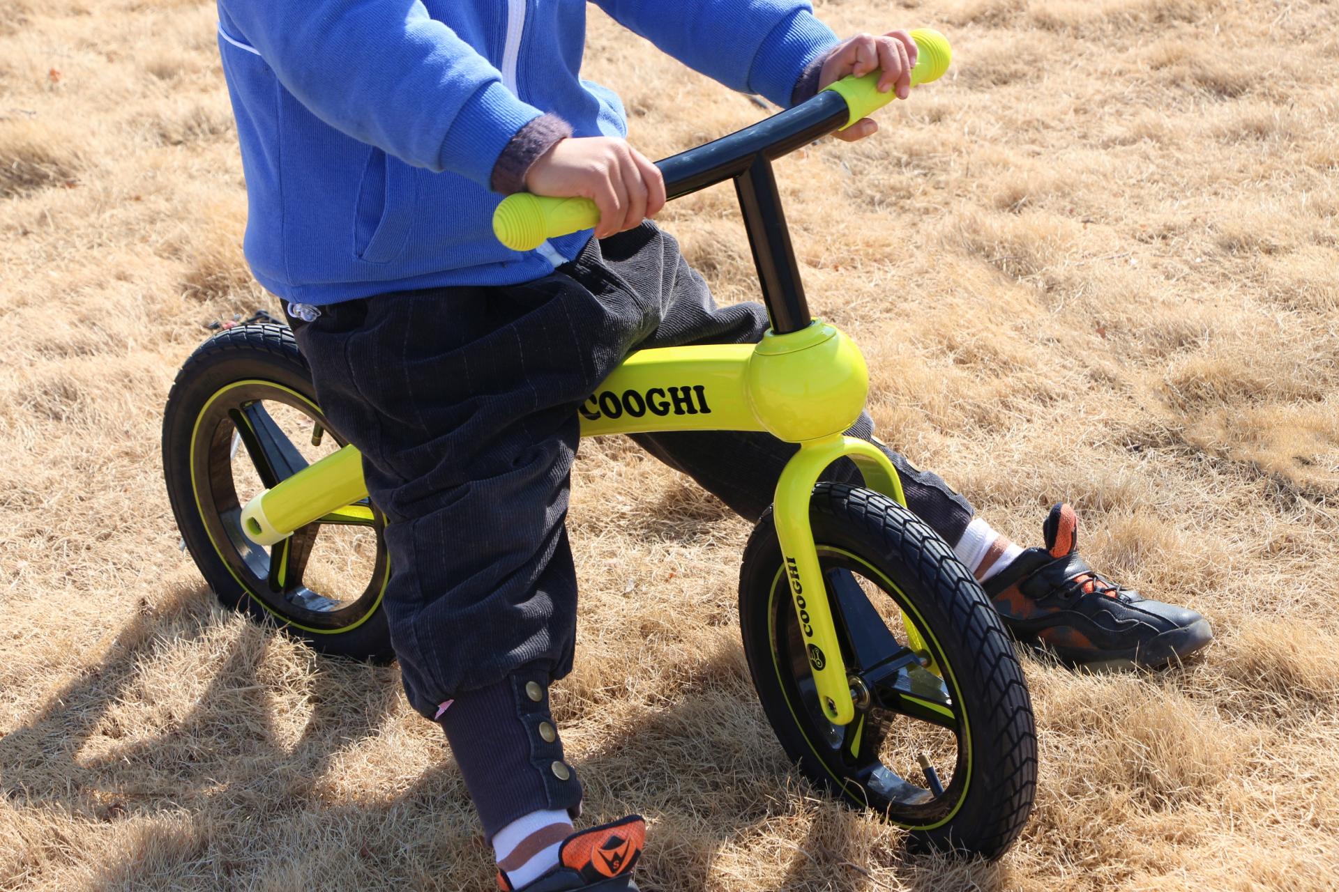 萌娃骑平衡车的视频,萌娃运动平衡车