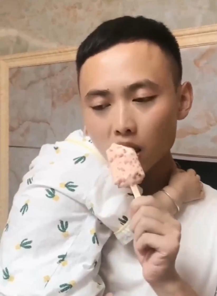 爸爸偷吃被小情人发现,爸爸偷吃小情人零食