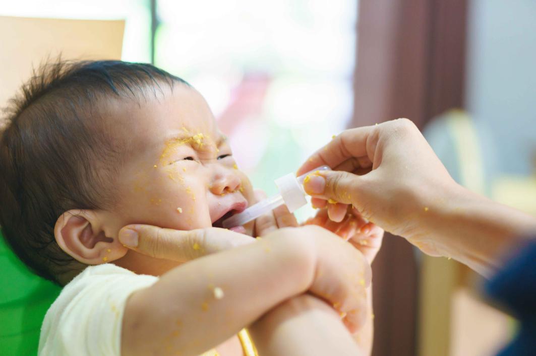 一岁宝宝呛着海姆立克急救,1岁以下婴儿呛奶海姆立克急救法