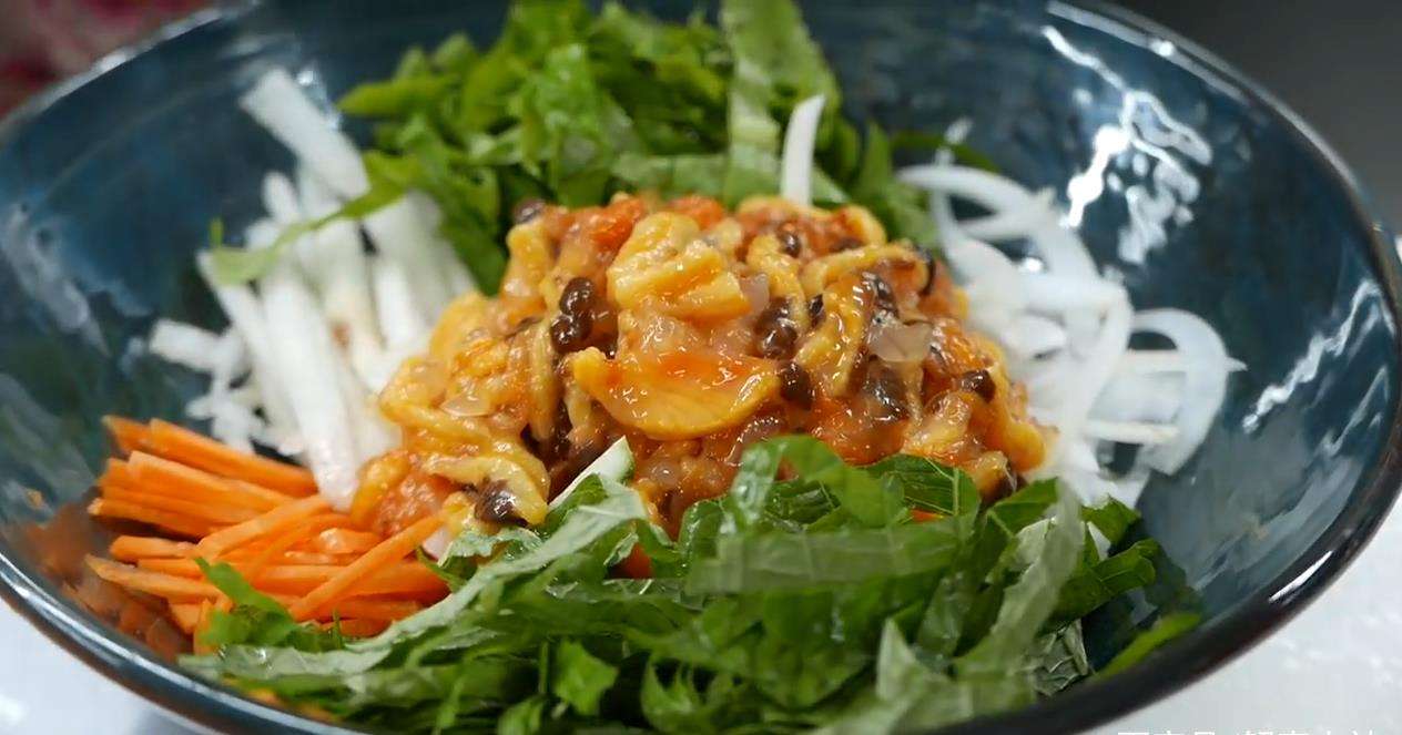 韩国人吃爆辣海鲜生吃八爪鱼,这种海鲜很美味为什么却无人问津