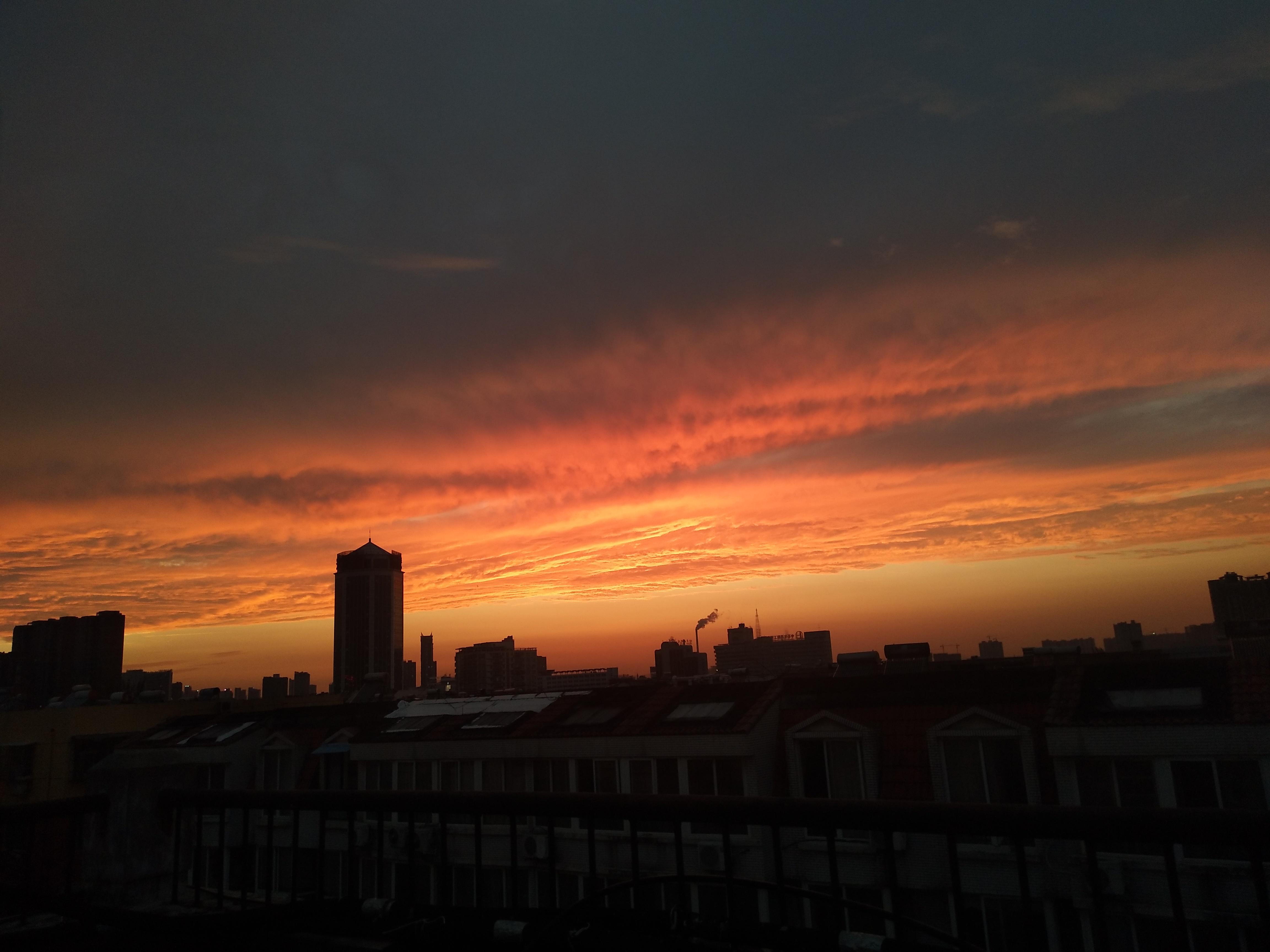 下了一天一夜的小雨,下了一天小雨傍晚居然出现了晚霞