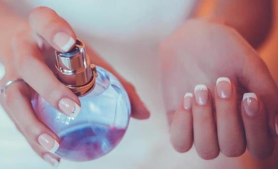 香水喷太多怎样快速消除味道,香水喷多了怎么洗掉啊