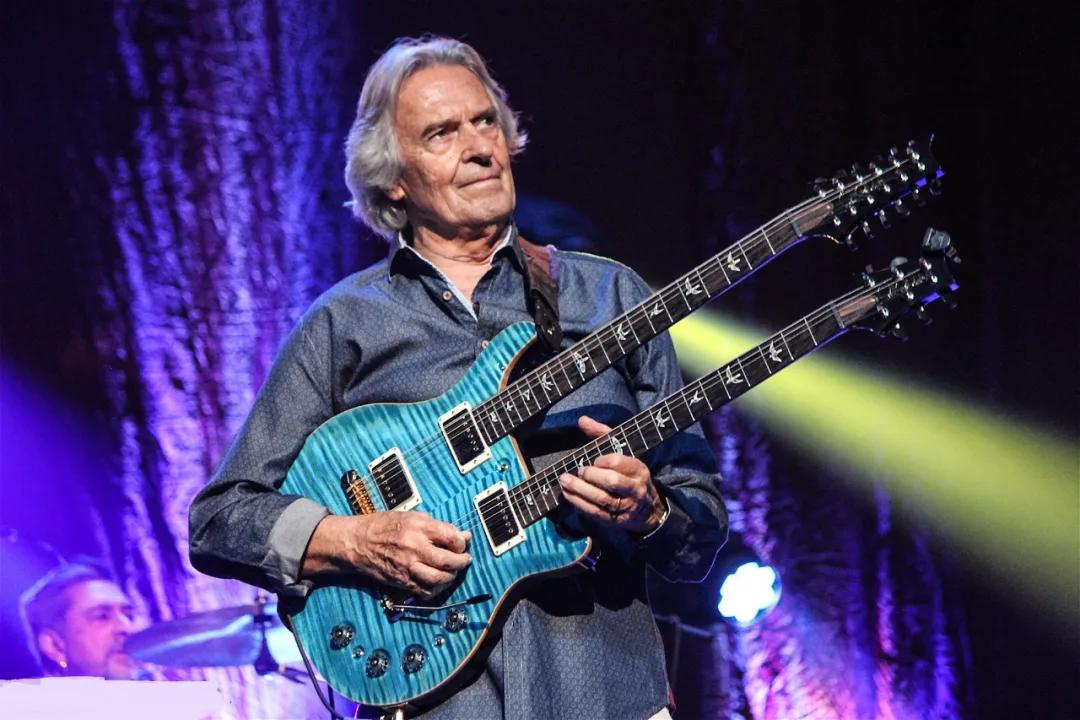 这些人玩的吉他竟然都长了好几个“脖子”，两只手恐怕不够用