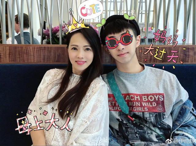 母子情深就毫不避讳？19岁恩利与伊能静现身机场，紧牵双手似姐弟