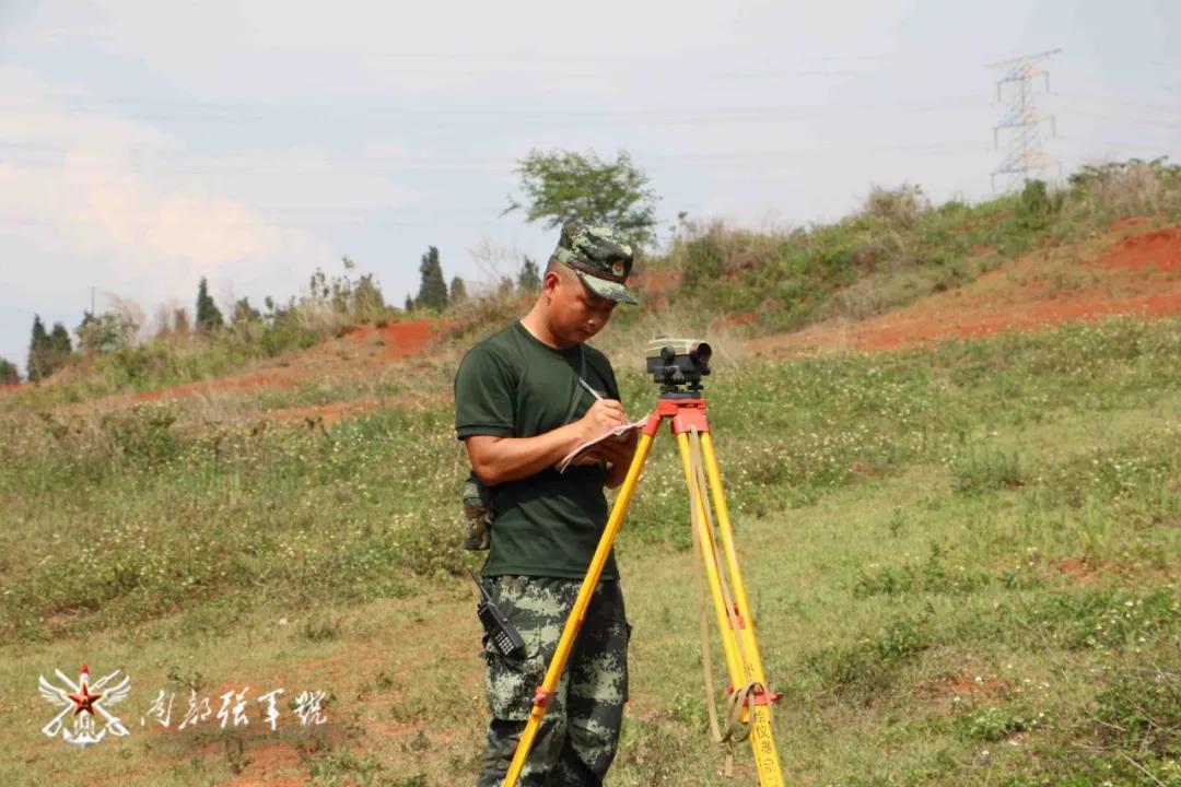 看这一双双手它们有一个共同的主人——工兵