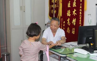 孩子经常挤眼睛噘嘴,女童总撅嘴