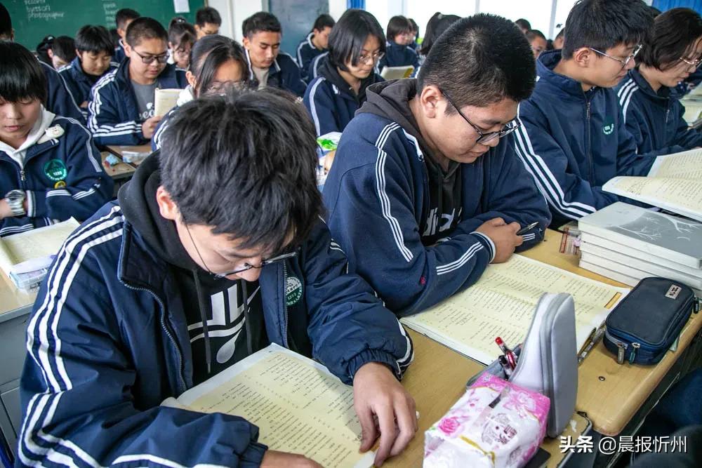 忻州一老师深度近视，学校为她定制了“放大版教材”，背后的故事很暖心