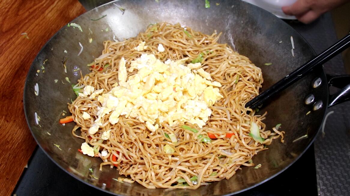 这才是正宗的炒面,这样做炒面又香又有嚼劲