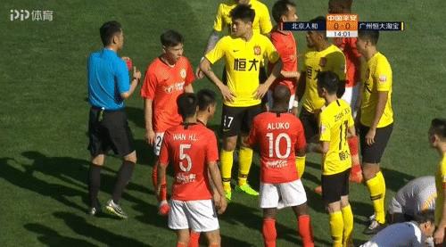 保利尼奥肘击足协会怎么处罚,保利尼奥犯规