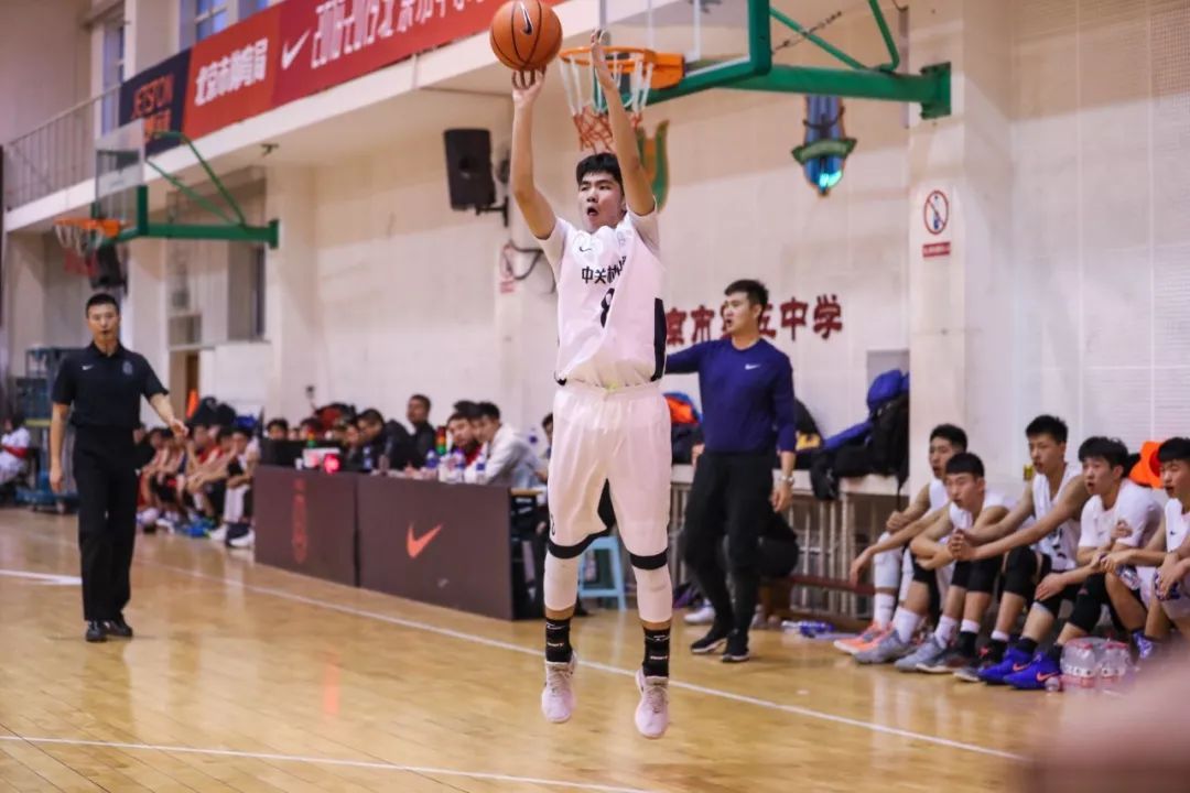 新·十六强齐亮相高中赛场惊现*力暴**隔扣丨18-19耐克高中联赛