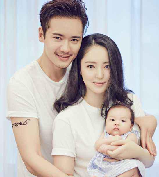 董璇爆出新恋情,董璇身穿白t恤配黑色紧身长裤