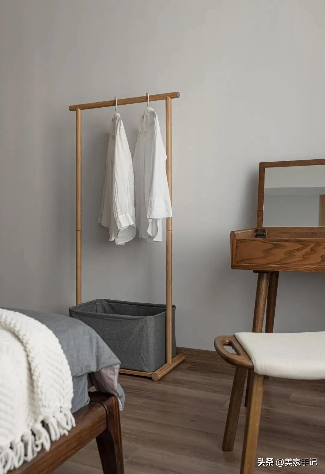 简单的白色原木色小家温馨又惬意,治愈系清新原木风的家