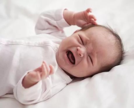 婴儿胀气的解决方法，照做后，宝宝不受罪，妈妈睡得美
