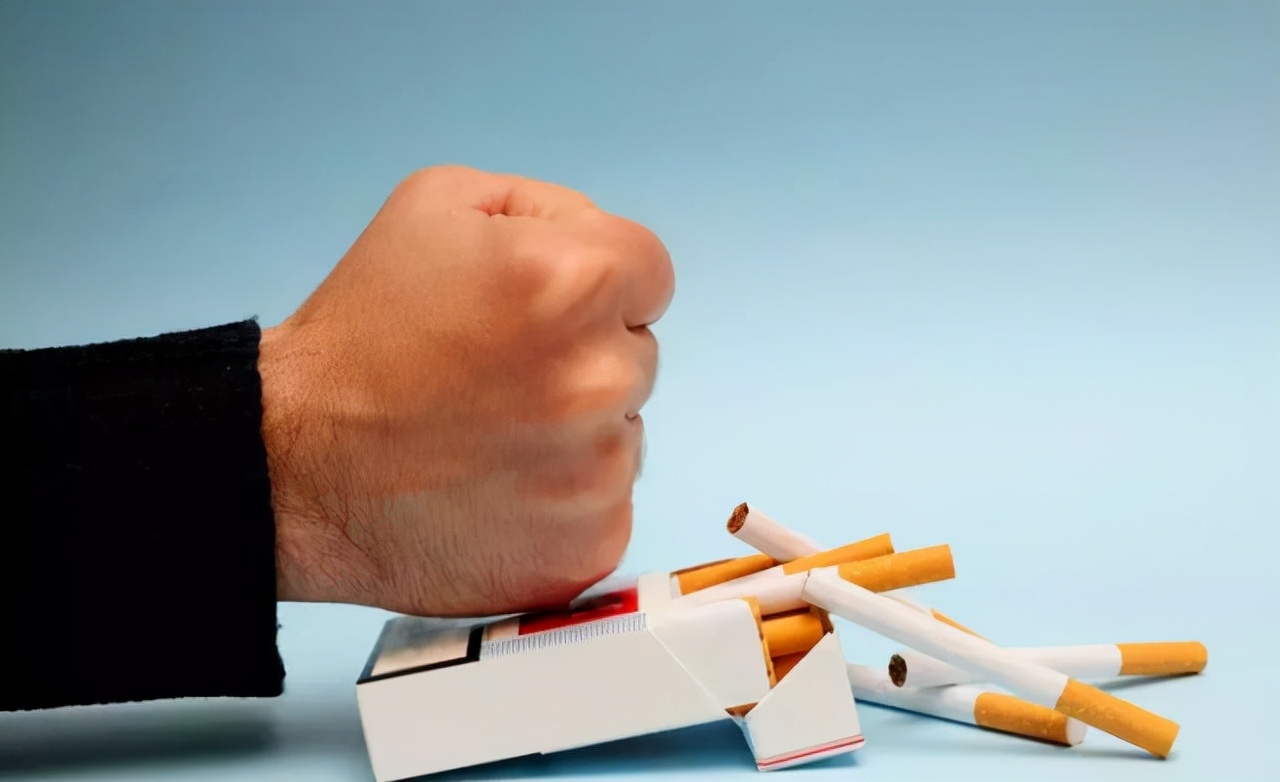 饭局上如何正确给领导递烟,饭局上给领导点烟