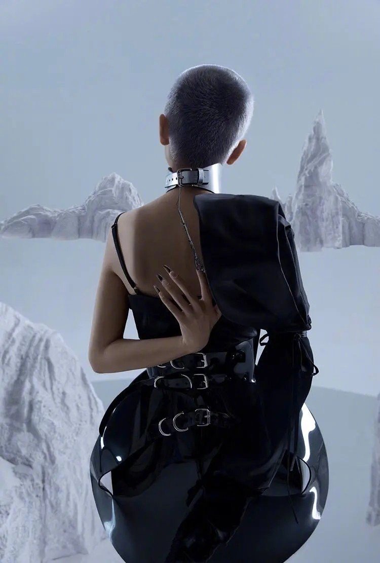 周冬雨这套搭配格外休闲时髦,周冬雨寸头造型时尚搭配秘籍