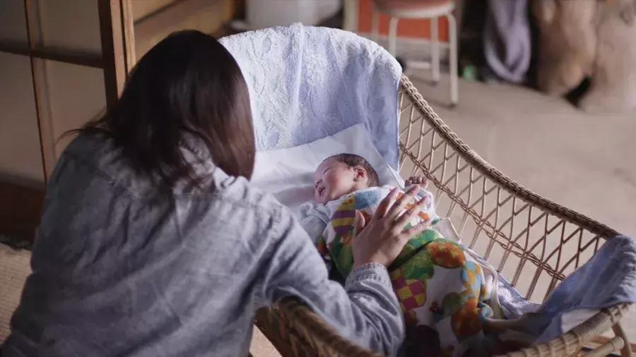 女星与儿子同床15年，12岁才断奶：“连体婴式”育儿，毁掉三代人