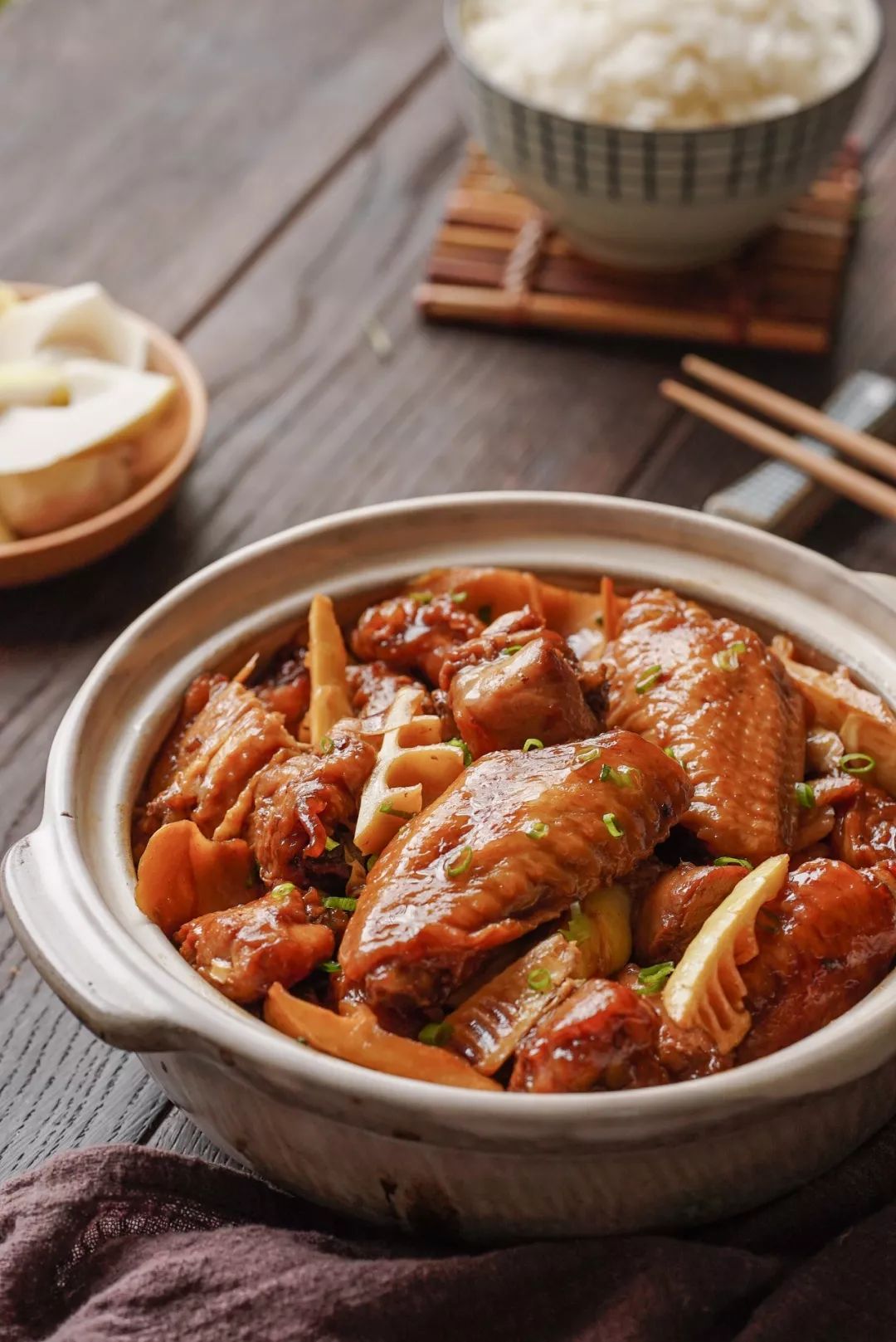 要想每天笑嘻嘻，不如竹笋焖个鸡？