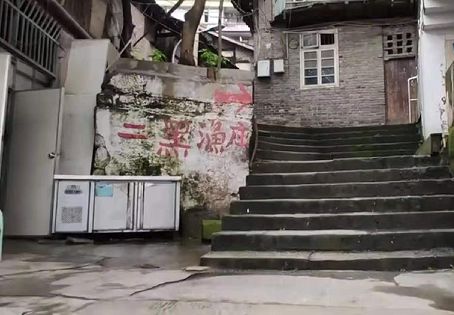 北碚有个老街，曾经是重要的交通码头要道，而今更有江东明珠之喻