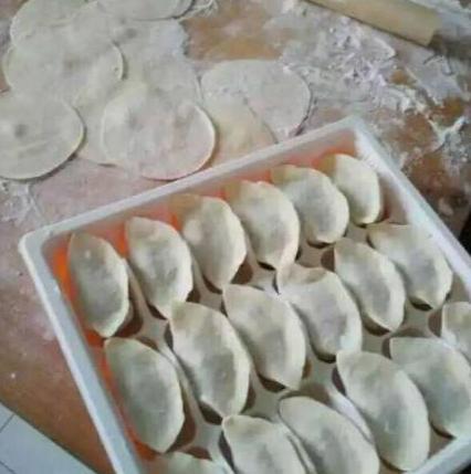 包饺子怎么放冰箱不粘连,自己包的饺子怎么放冰箱里