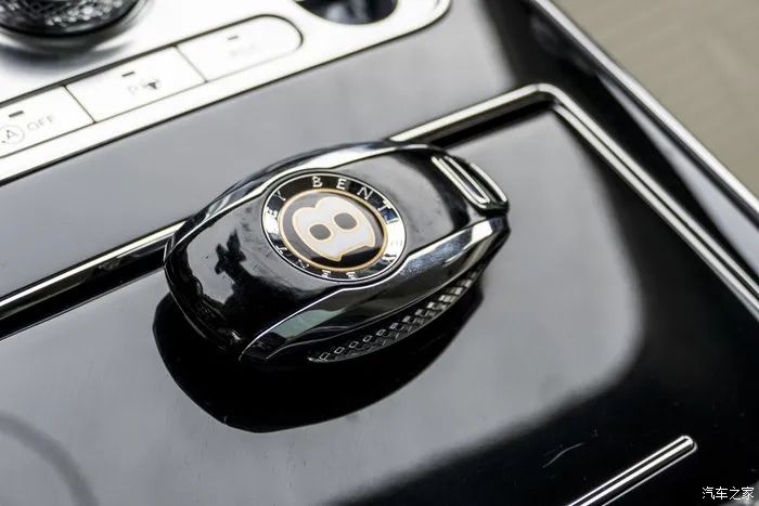 宾利飞驰对比迈巴赫s480气场,宾利飞驰街拍气场霸气视频