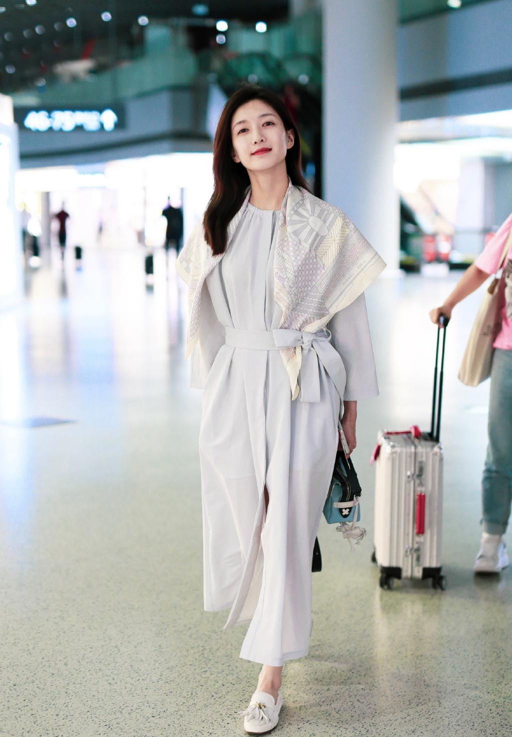 曾被吐槽长得显老，还是胡歌前女友，今穿雪纺裙披丝巾，柔美动人