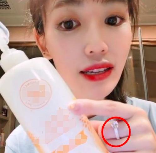 王宝强前脚到前妻家接娃，女友后脚夜会四男，冯清会是马蓉第二吗