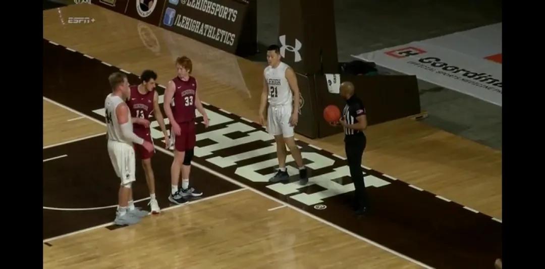 2米的中国胖虎!却一场未胜坐冷板凳,NCAA生涯出师不利?