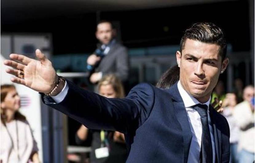 葡萄牙的某个伟大球星的铜像,葡萄牙的标志性建筑