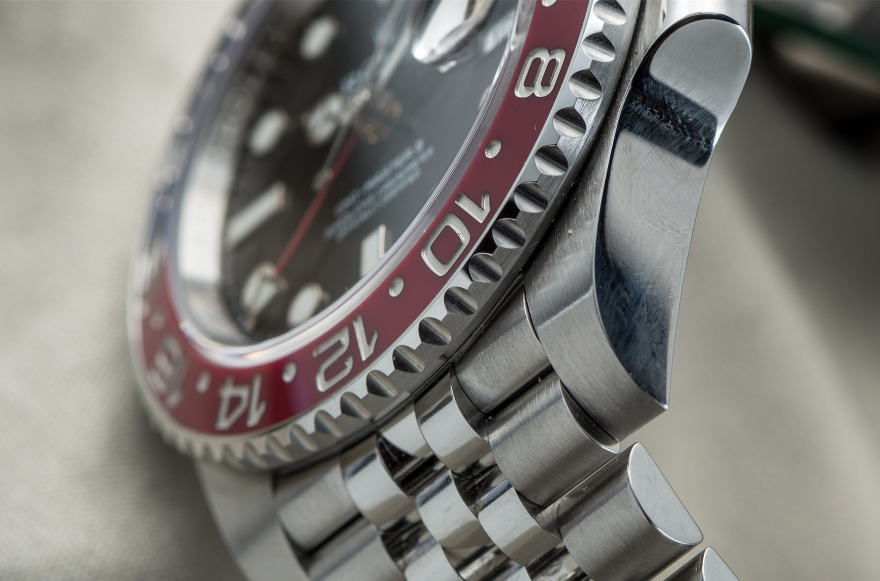 劳力士水鬼和欧米茄表哪个好,劳力士水鬼和卡西欧水鬼对比