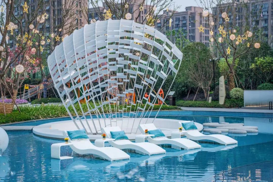 夏日泳池风景,夏日玩水胜地无边际泳池