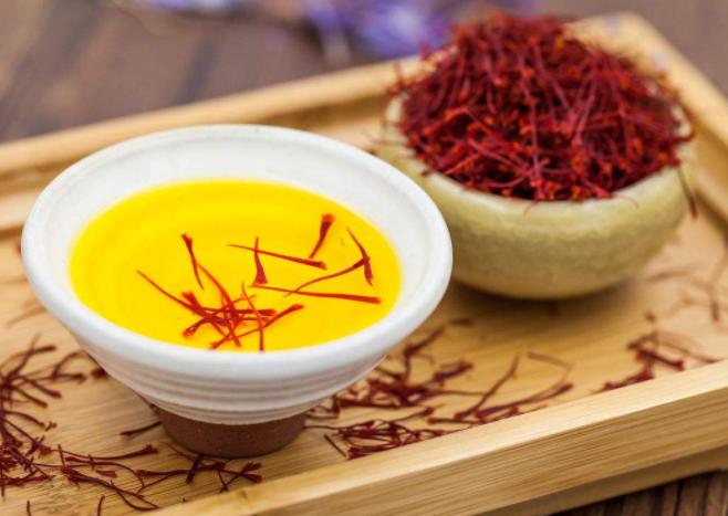 藏红花有开黄色的花吗,藏红花开花特点有哪些图片