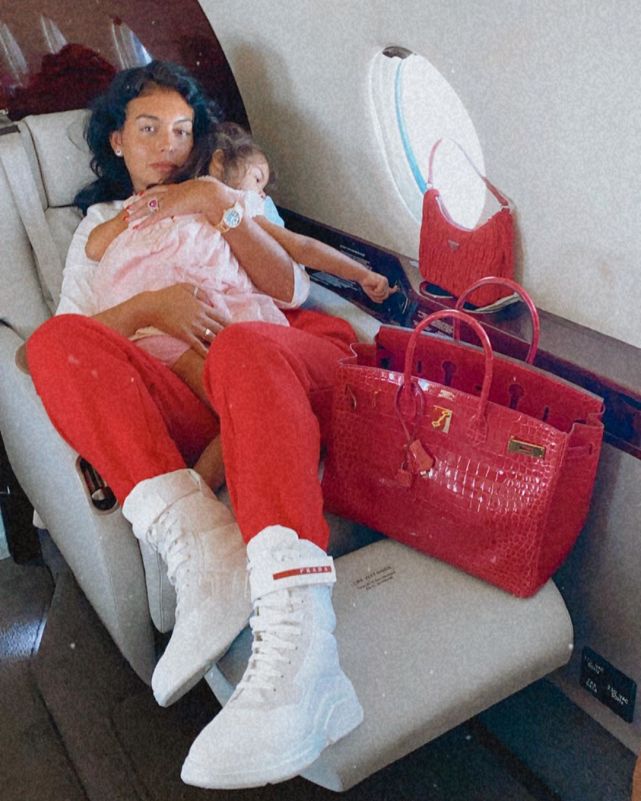 乔治娜求婚完整版,乔治娜晒腹部戒指图片