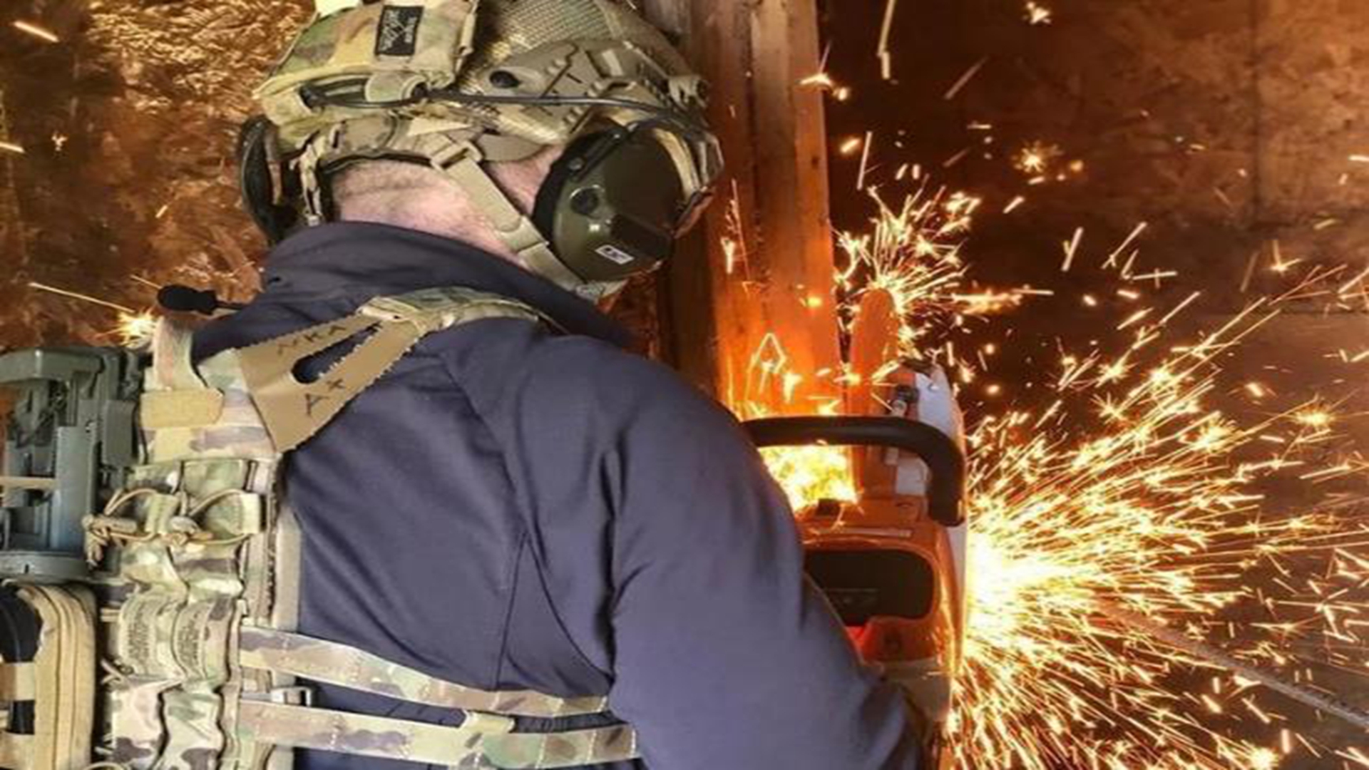 CQB战术的破门攻坚，实战中操作方法不同，安全与快捷是首选