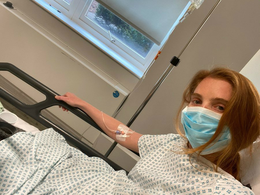 她被维密高管密切关注？穿针织睡袍性感撩发，抹胸礼服尴尬露副乳