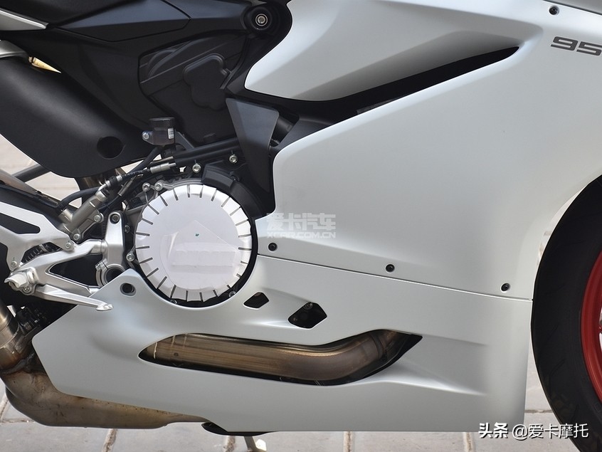 长腿小姐姐骑摩托车,新手的第一辆仿赛摩托车推荐