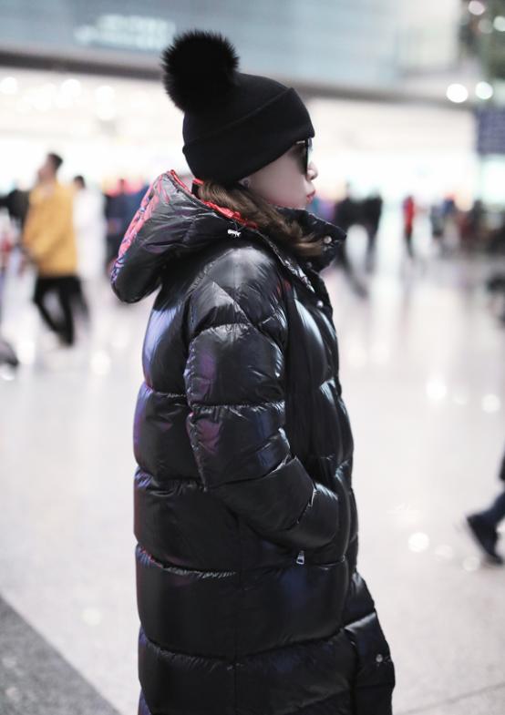 佘诗曼穿粉色裤走机场 (佘诗曼穿皮靴现身机场)