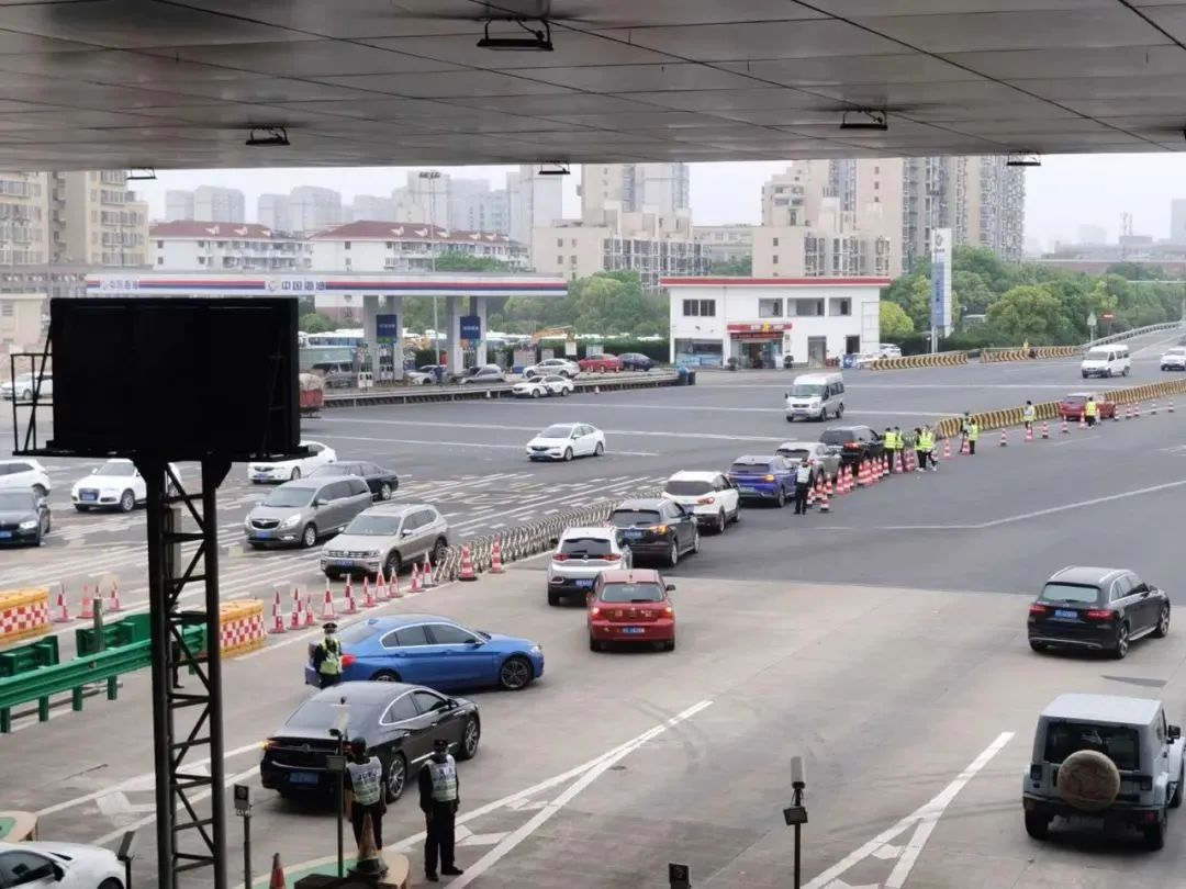 下高速忘记给卡缴费怎么办,下高速没有收费卡没收走怎么办