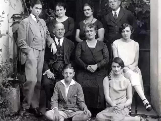 他的一幅画被拍出7000万的天价,他的一幅山水画卖到了60亿元