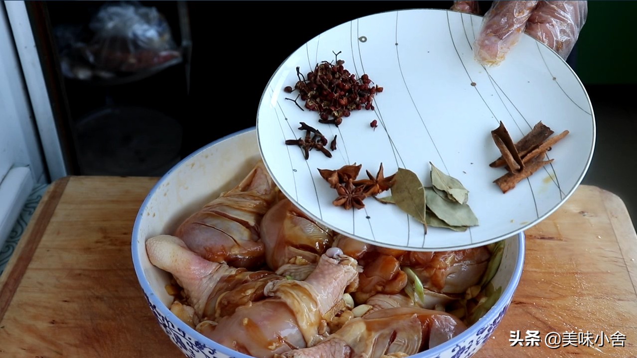 鸡腿怎么做好吃？教你一招，鸡腿肉香酥烂，回味无穷，方法超简单
