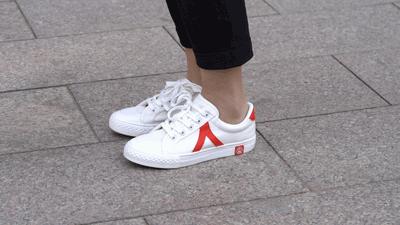 34年老国货再发力！89元刮起一阵帆布鞋风，金鹰节女神也没抵挡住